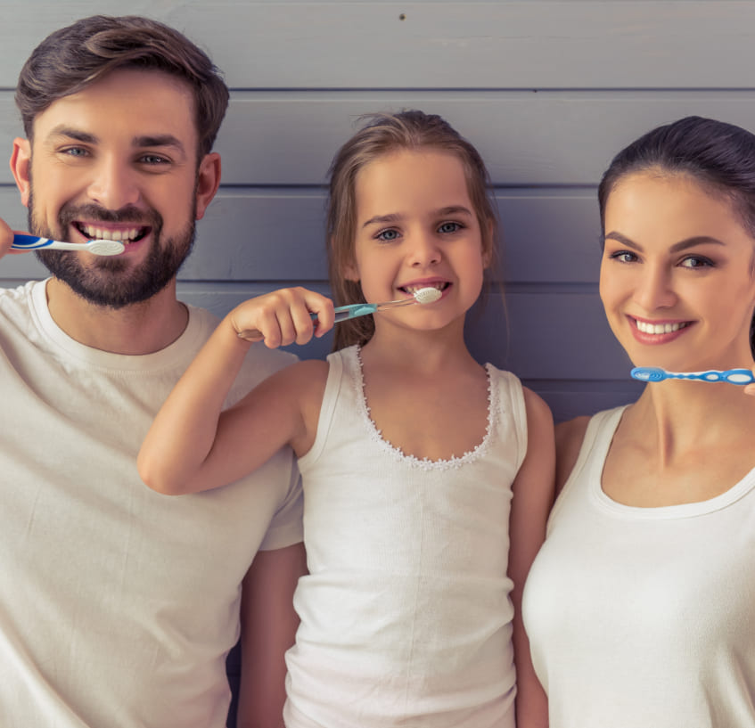 Mamma e papà insegnano igiene e prevenzione alla bambina