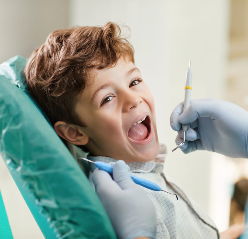 seduta di odontoiatria pediatrica a Milano